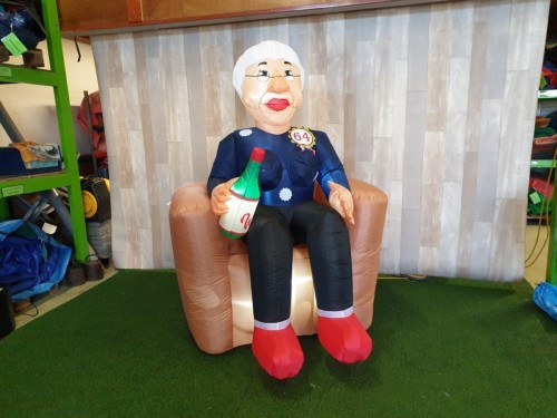 Indoor Sarah zittend op stoel 2,3m